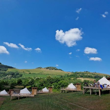 The Hunters Glamping Hotell Ciudanovita Eksteriør bilde