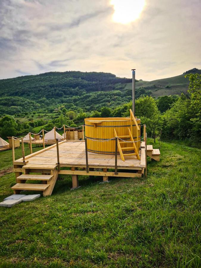 The Hunters Glamping Hotell Ciudanovita Eksteriør bilde