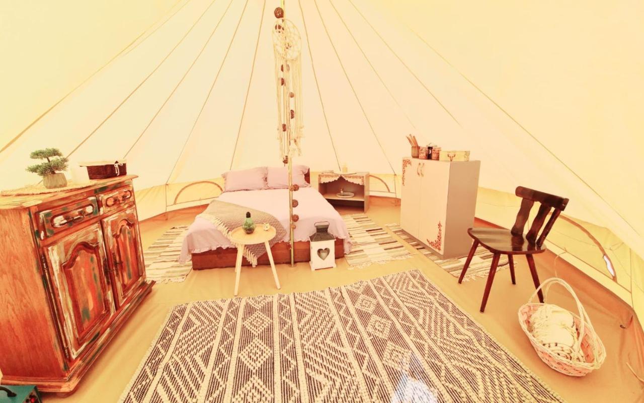 The Hunters Glamping Hotell Ciudanovita Eksteriør bilde