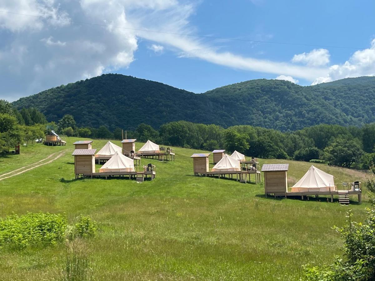 The Hunters Glamping Hotell Ciudanovita Eksteriør bilde