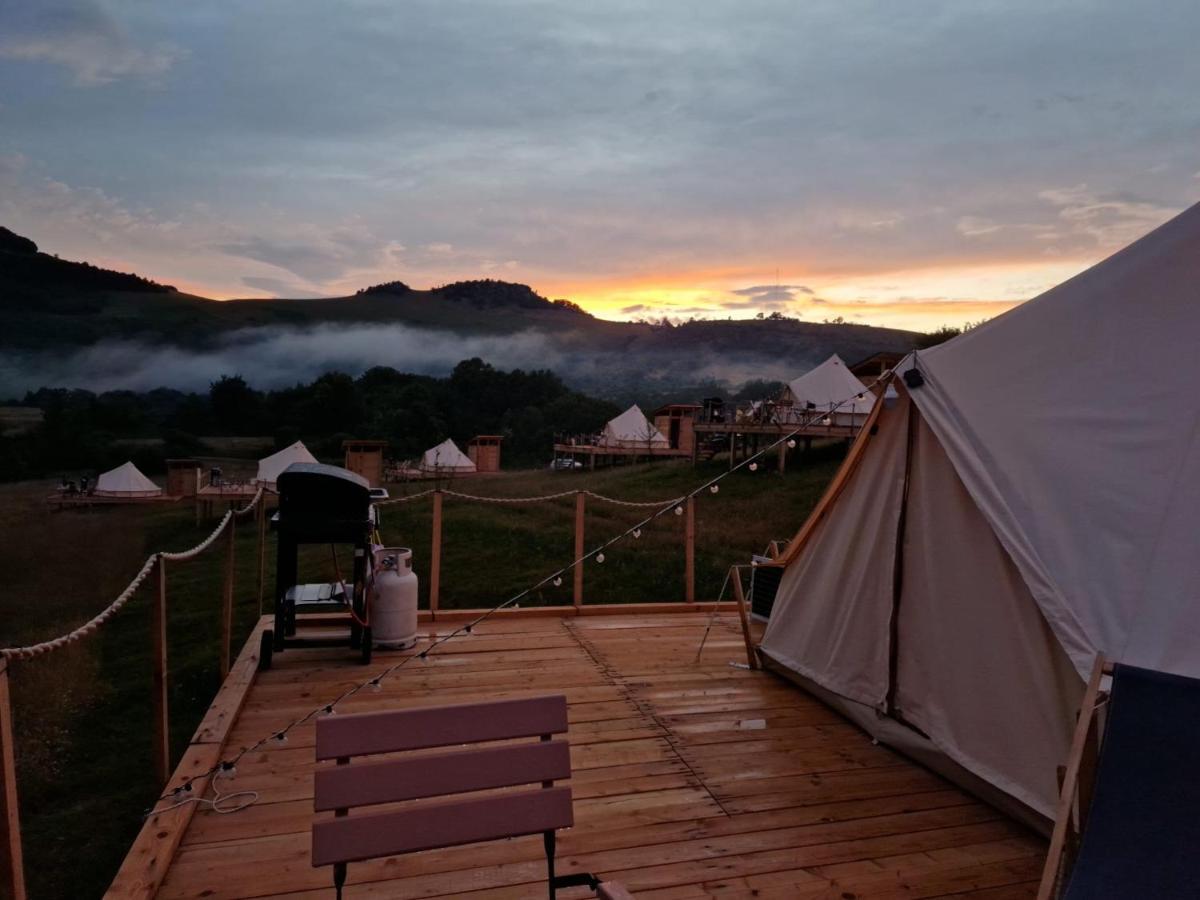 The Hunters Glamping Hotell Ciudanovita Eksteriør bilde