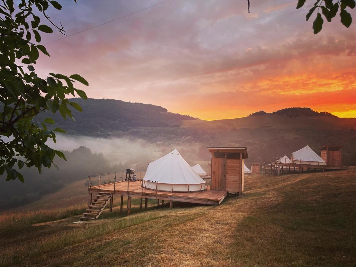 The Hunters Glamping Hotell Ciudanovita Eksteriør bilde