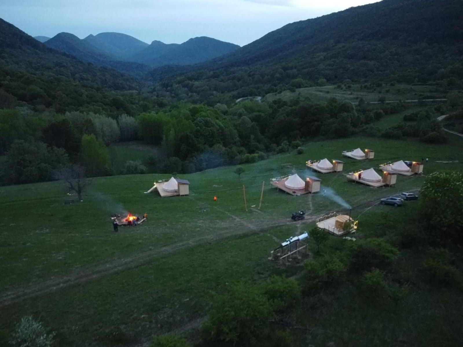 The Hunters Glamping Hotell Ciudanovita Eksteriør bilde