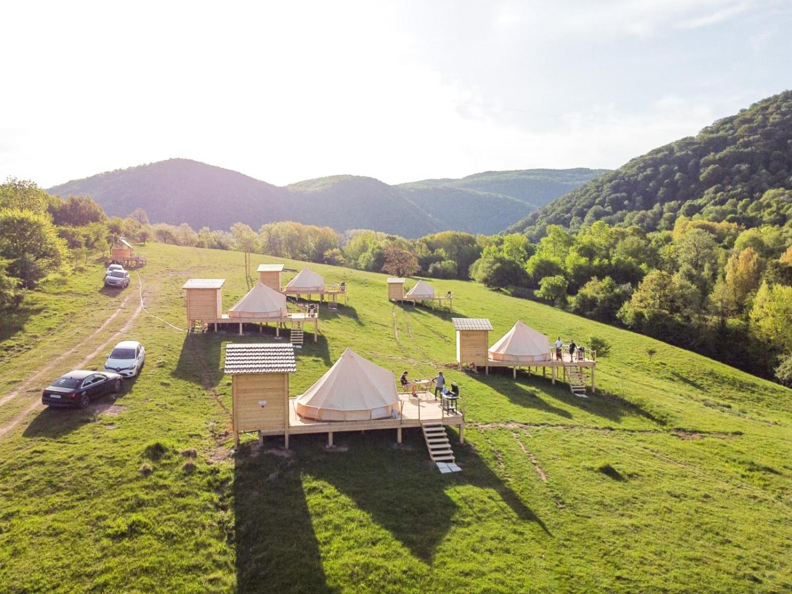 The Hunters Glamping Hotell Ciudanovita Eksteriør bilde