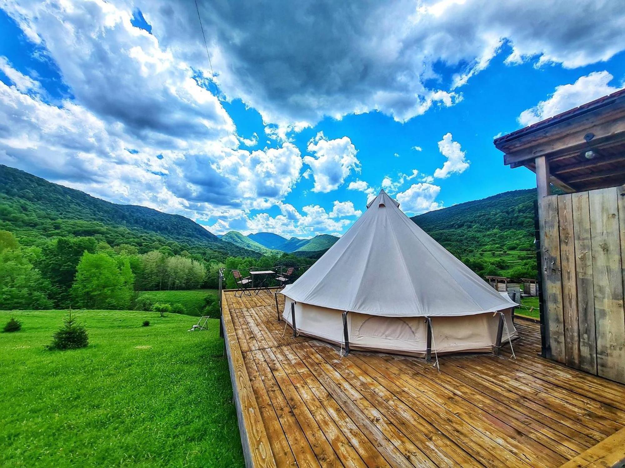 The Hunters Glamping Hotell Ciudanovita Eksteriør bilde